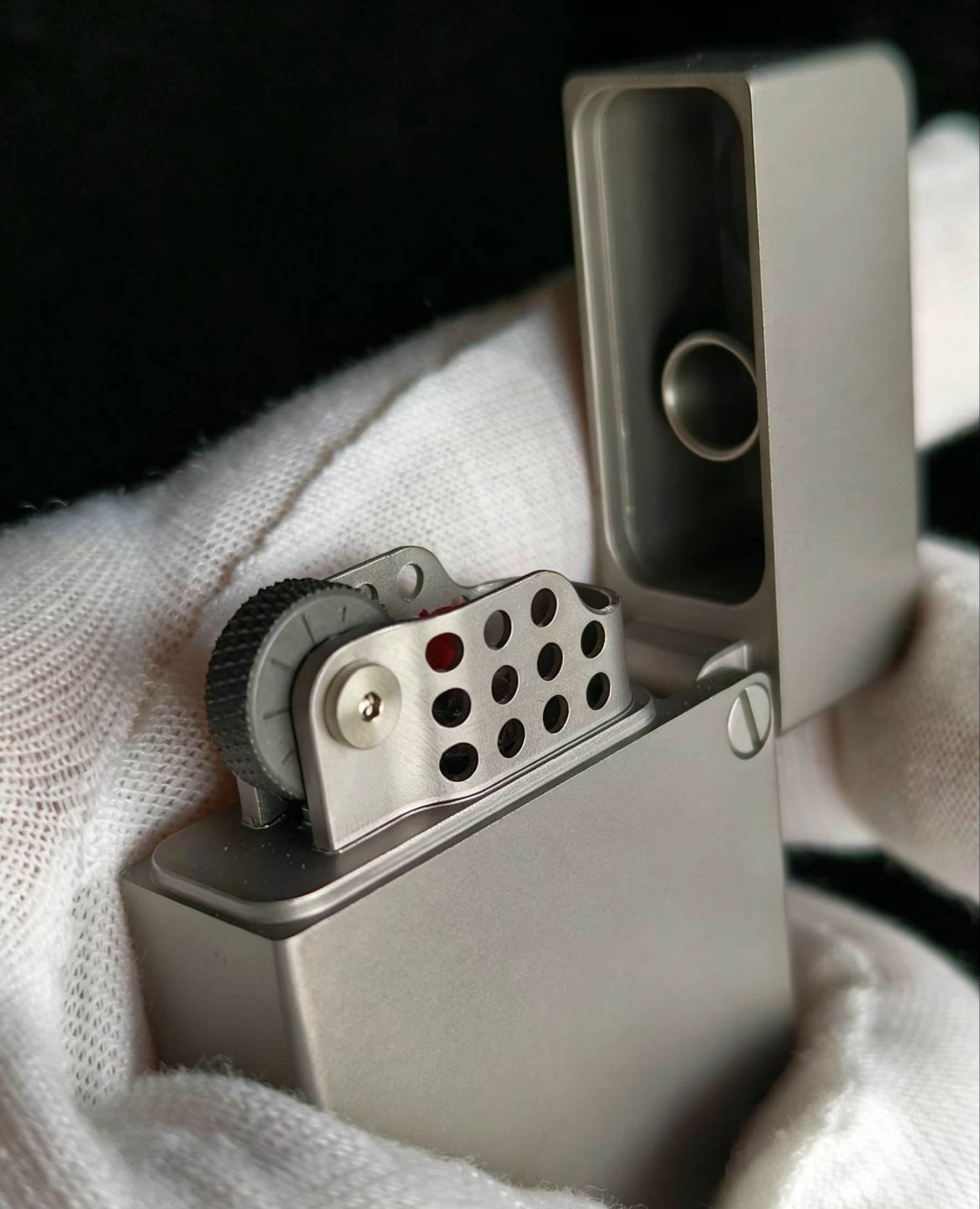 Titanium Alloy Trench Lighter  - Fire Starting Kit 评论和价格